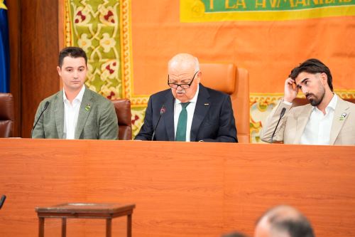  Los miembros de la mesa de edad, Jes�s Aguirre como diputado de mayor edad, y Javier Montes y Luis Rodrigo como diputados m�s j�venes