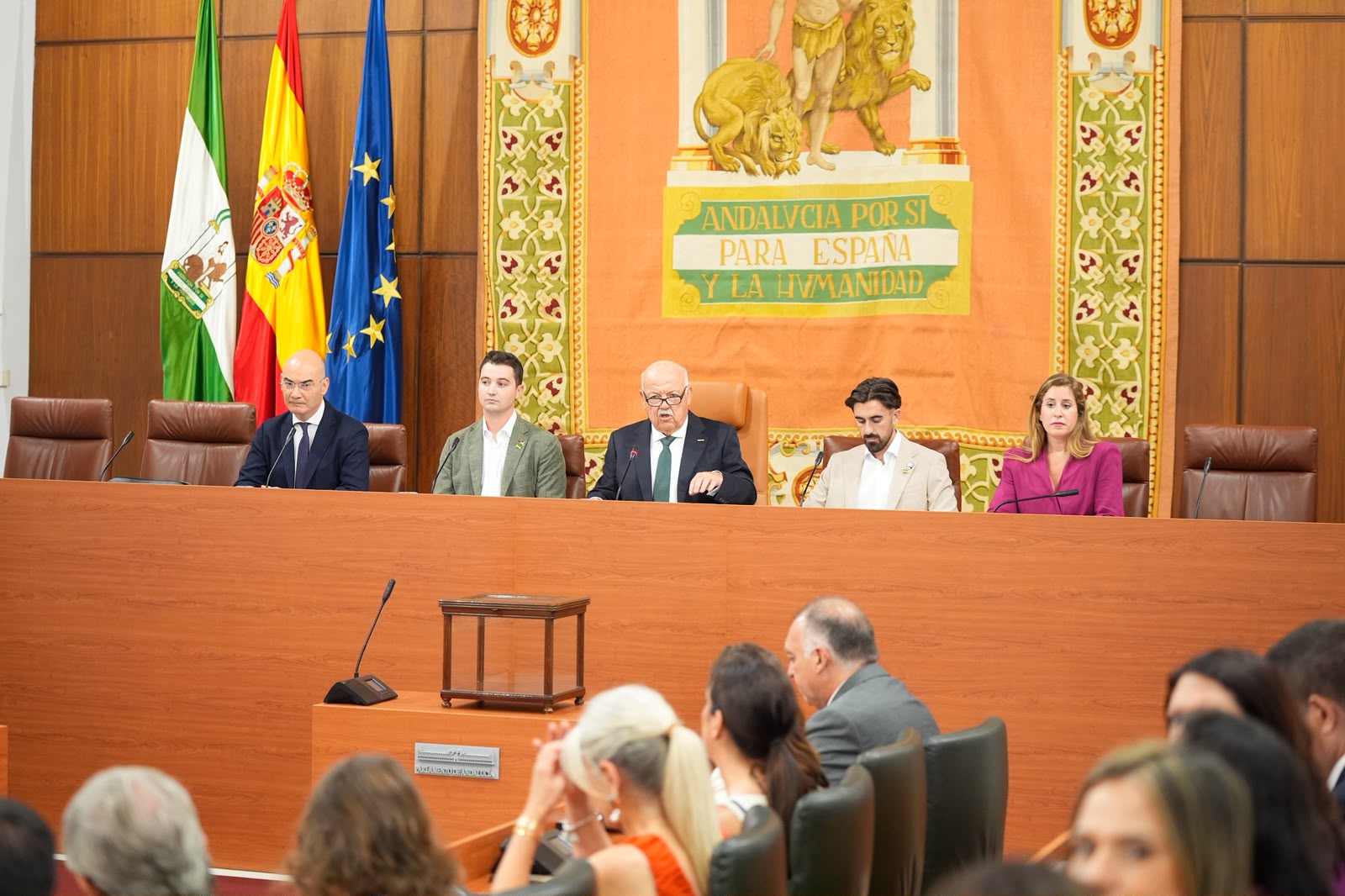  Miembros de la mesa de edad junto a los letrados de la C�mara