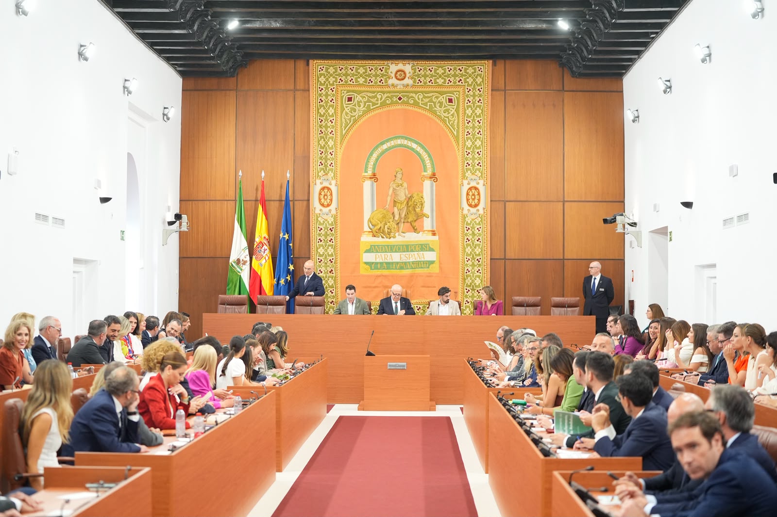  Diputados en sus esca�os mientras Jes�s Aguirre comienza la sesi�n
