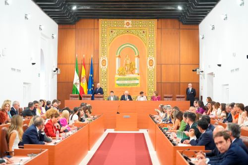  Diputados en sus esca�os mientras Jes�s Aguirre comienza la sesi�n