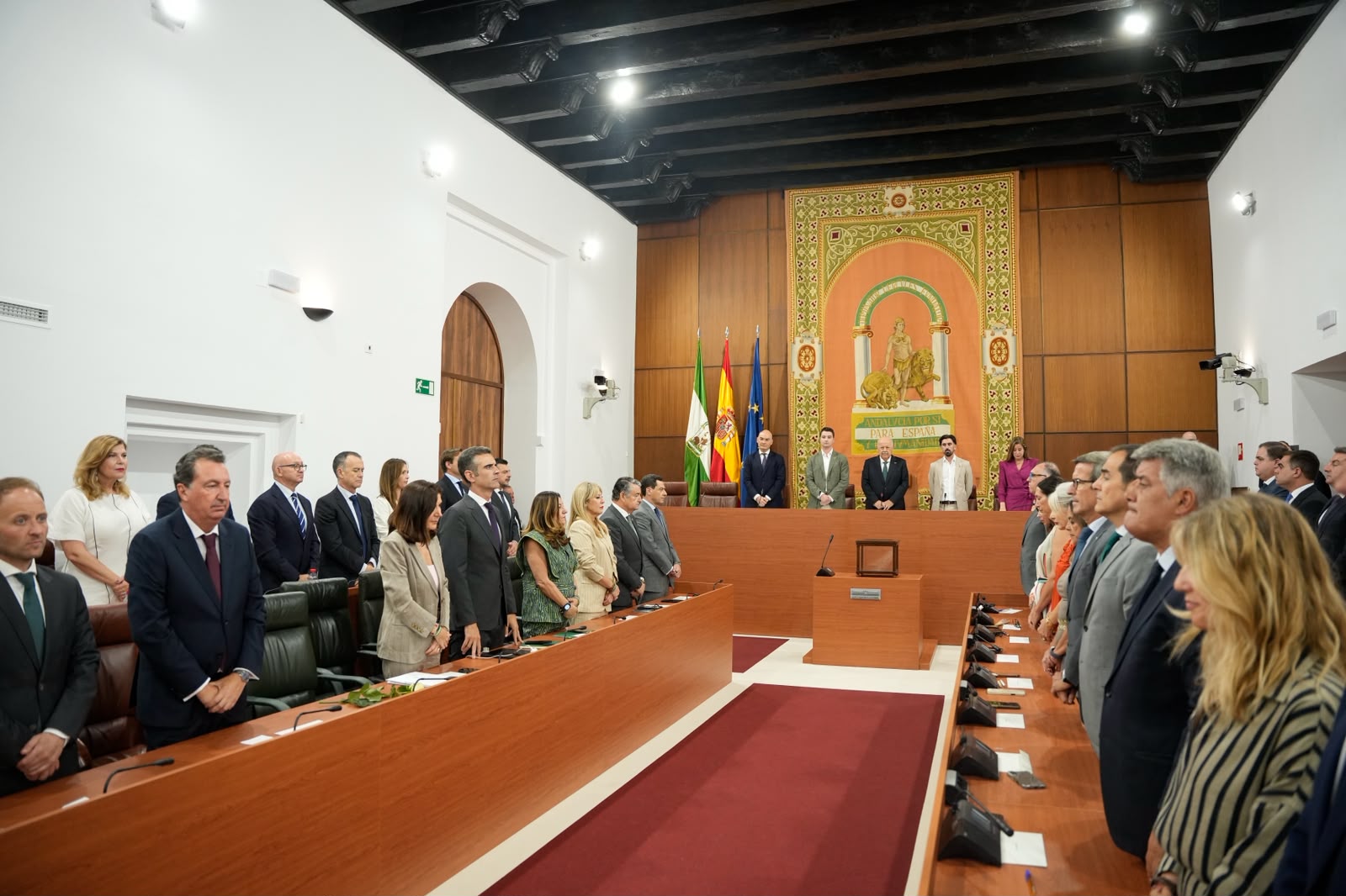      La sesi�n constitutiva ha comenzado con un minuto de silencio en memoria de las �ltimas v�ctimas de la violencia de g�nero y en recuerdo de Jos� Carlos G�mez Villamandos, recientemente fallecido