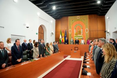      La sesi�n constitutiva ha comenzado con un minuto de silencio en memoria de las �ltimas v�ctimas de la violencia de g�nero y en recuerdo de Jos� Carlos G�mez Villamandos, recientemente fallecido