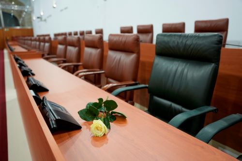  Una rosa sobre uno de los esca�os en memoria de Jos� Carlos G�mez Villamandos, consejero de Universidad, Investigaci�n e Innovaci�n, recientemente fallecido
