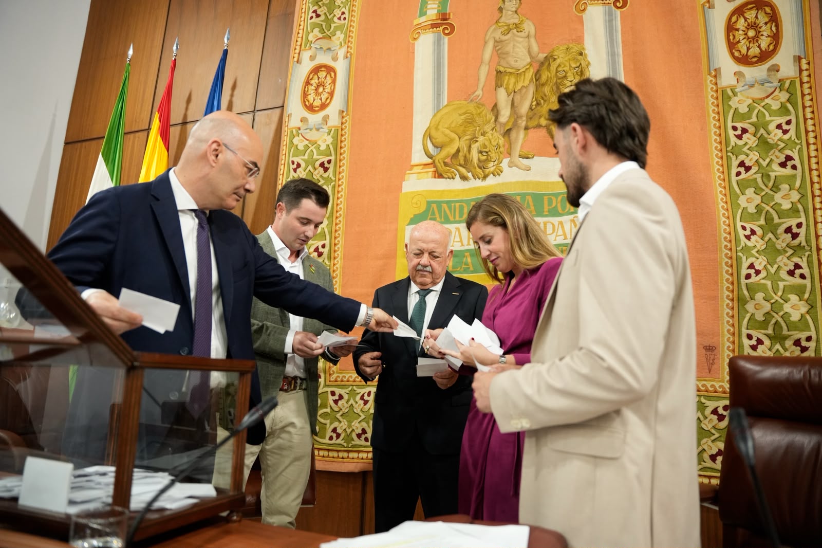  Un momento del recuento de los votos emitidos por los diputados