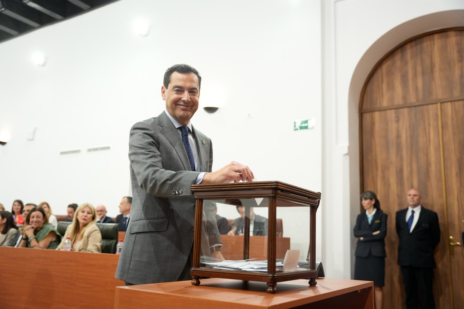  Juan Manuel Moreno emite su voto en la elecci�n de los miembros de la Mesa del Parlamento