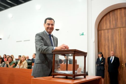  Juan Manuel Moreno emite su voto en la elecci�n de los miembros de la Mesa del Parlamento