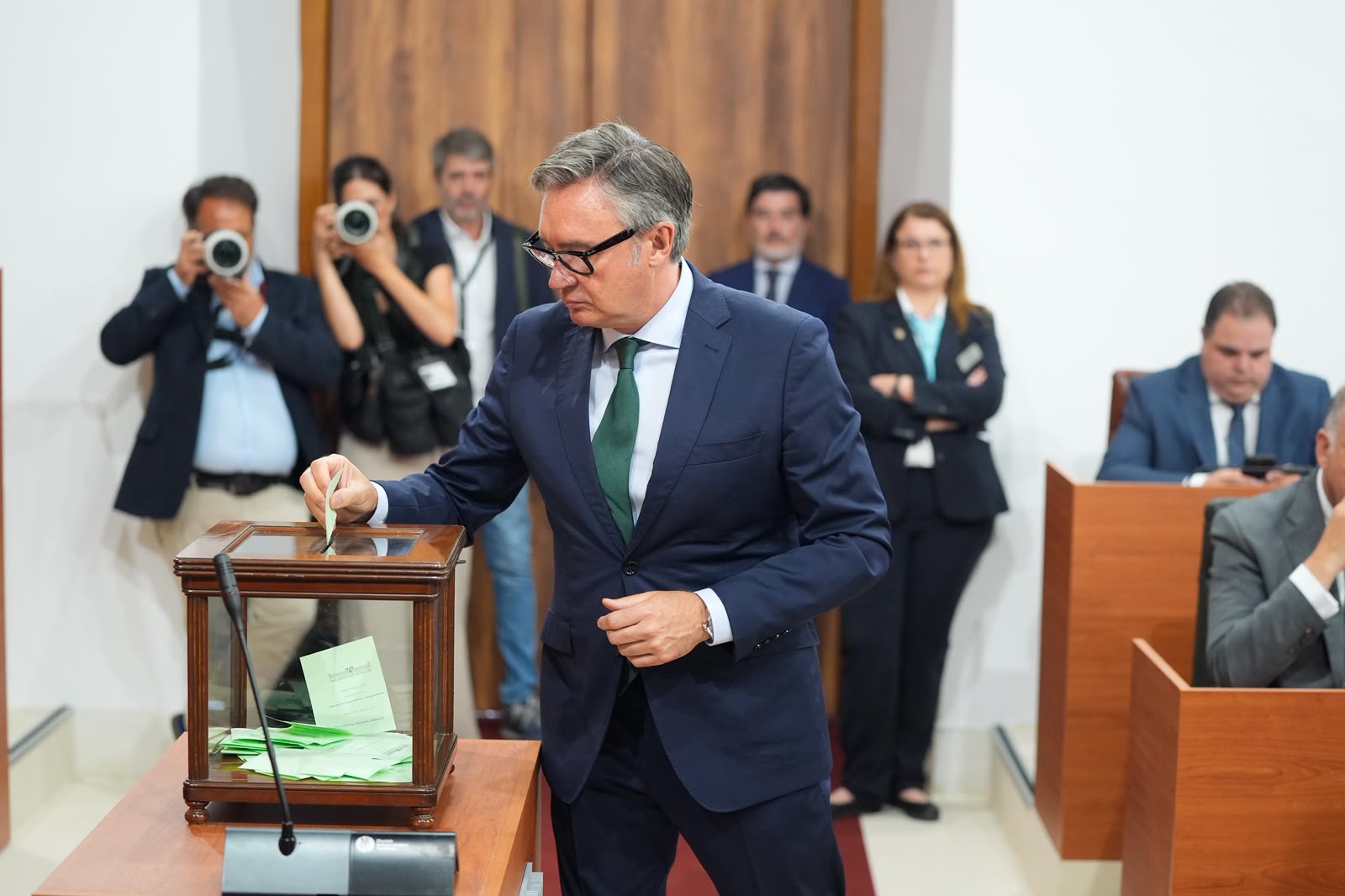  Manuel Gavira vota para elecci�n de los miembros de la Mesa