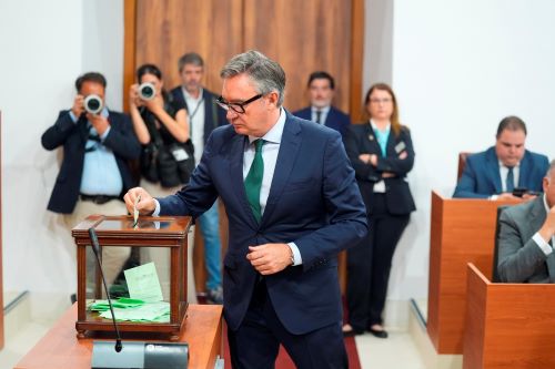  Manuel Gavira vota para elecci�n de los miembros de la Mesa