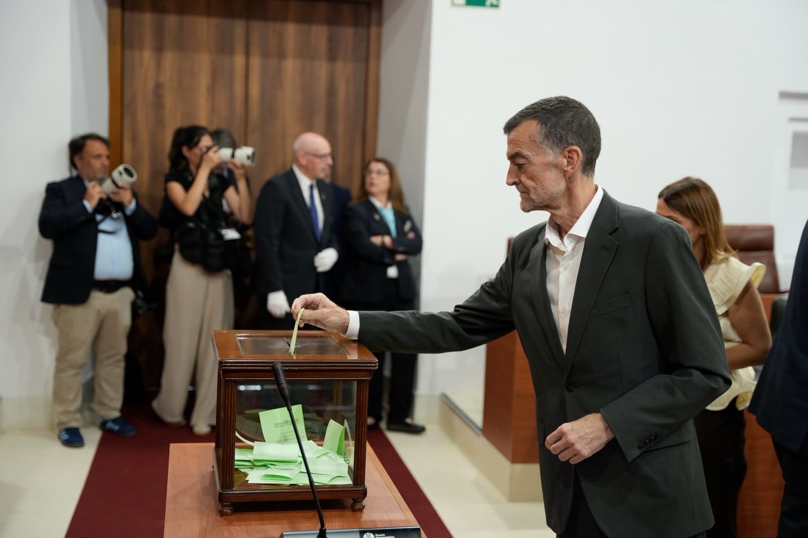  Antonio Ma�llo en el momento de emitir su voto