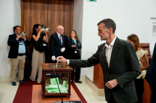 Antonio Ma�llo en el momento de emitir su voto