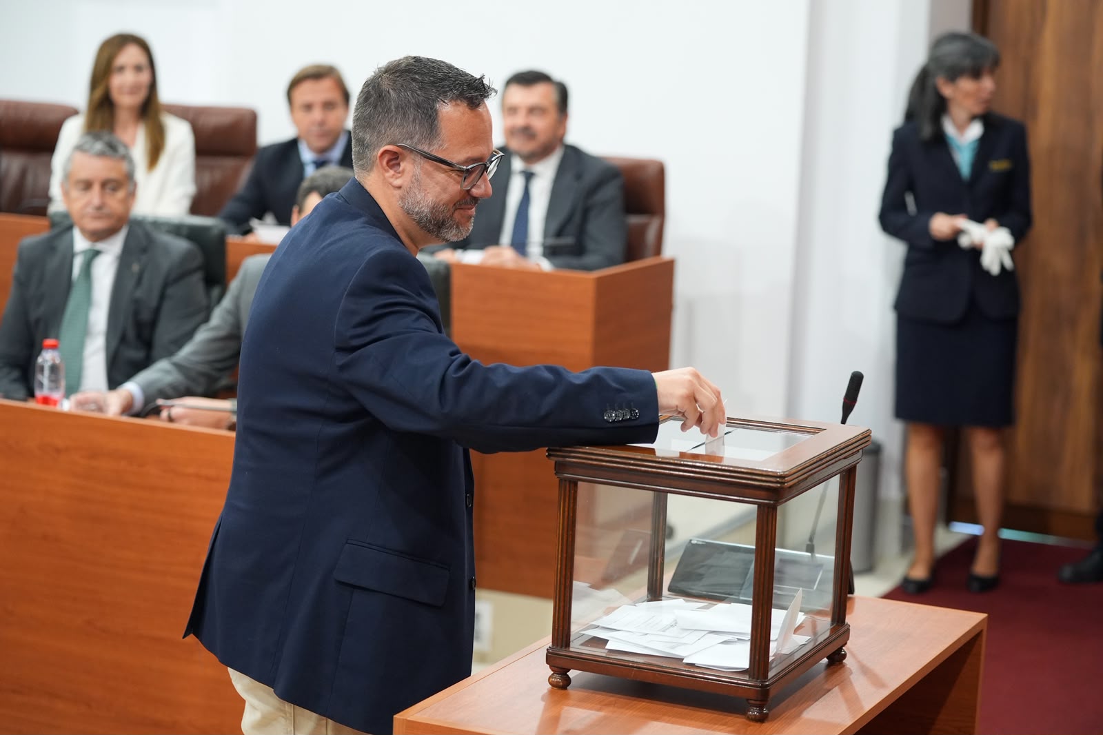  Jos� Ignacio Garc�a en el momento de emitir su voto para elegir a la presidencia del Parlamento