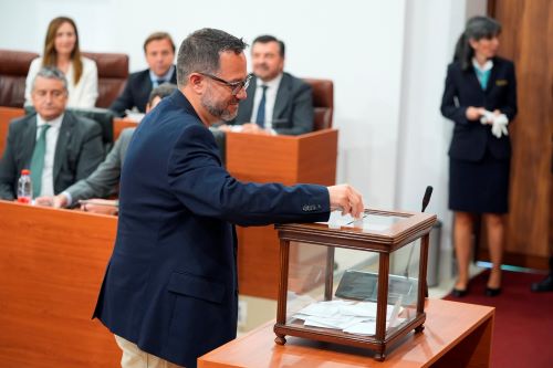  Jos� Ignacio Garc�a en el momento de emitir su voto para elegir a la presidencia del Parlamento