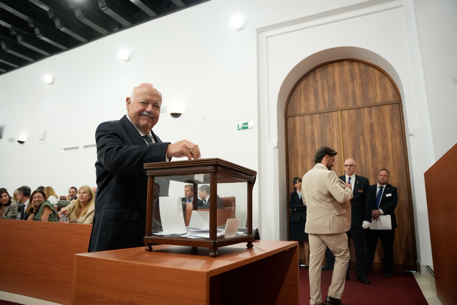 El presidente del Parlamento, Jes�s Aguirre, deposita su voto en la urna 