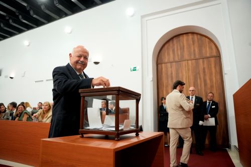 El presidente del Parlamento, Jes�s Aguirre, deposita su voto en la urna 