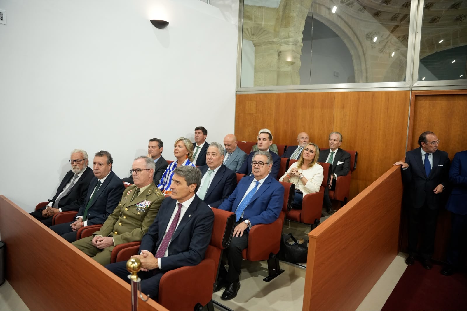 Una de las tribunas de autoridades durante la sesi�n constitutiva 
