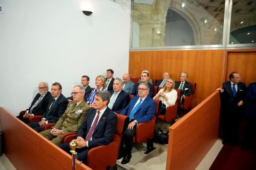 Una de las tribunas de autoridades durante la sesi�n constitutiva 