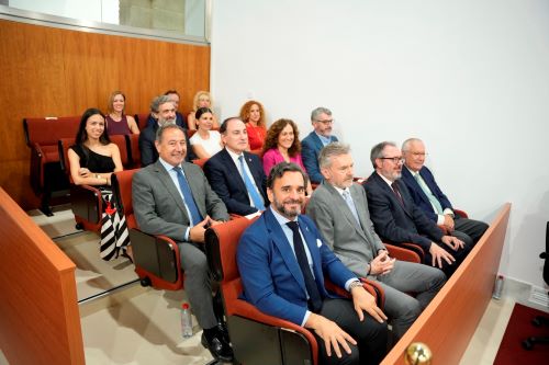  Vista de la otra tribuna de autoridades asistentes al acto 