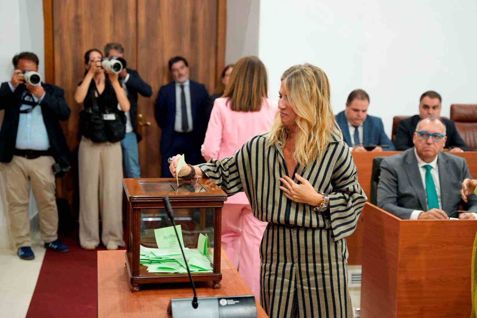   Ana Mestre, vicepresidenta primera de la Mesa, deposita su voto en la urna