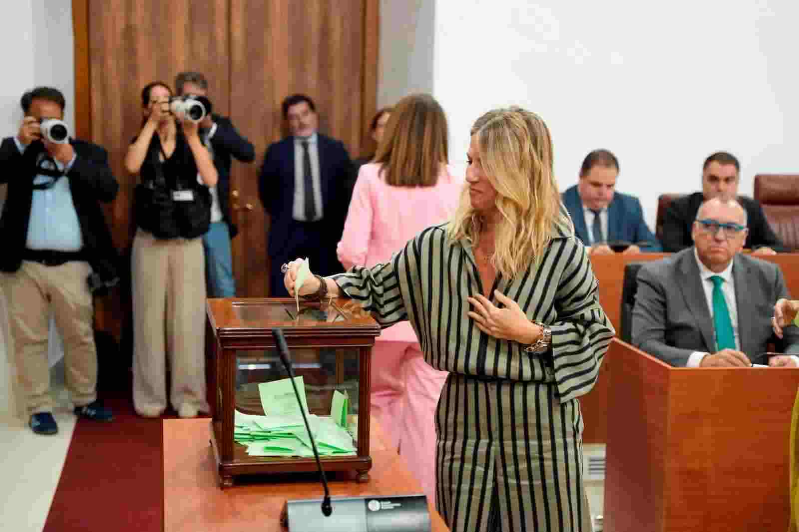   Ana Mestre, vicepresidenta primera de la Mesa, deposita su voto en la urna