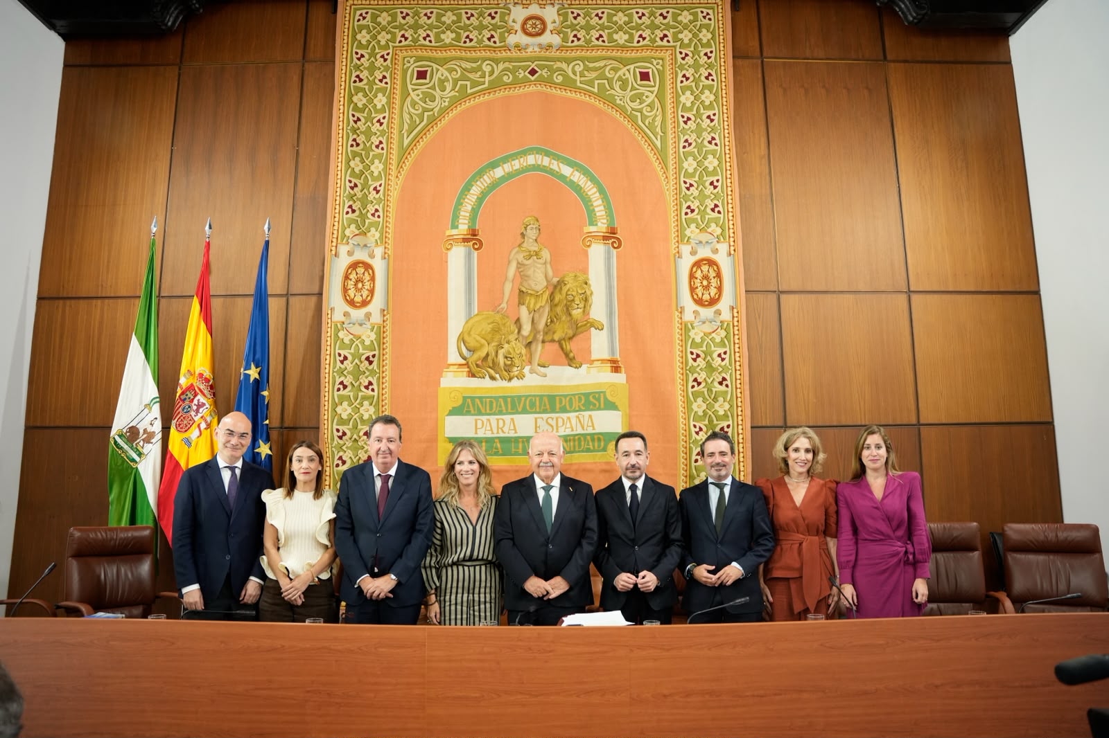 El presidente del Parlamento de Andaluc�a, Jes�s Aguirre, junto a los miembros de la Mesa, el letrado mayor y la letrada adjunta
 