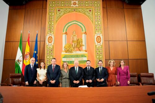  El presidente del Parlamento de Andaluc�a, Jes�s Aguirre, junto a los miembros de la Mesa, el letrado mayor y la letrada adjunta
 