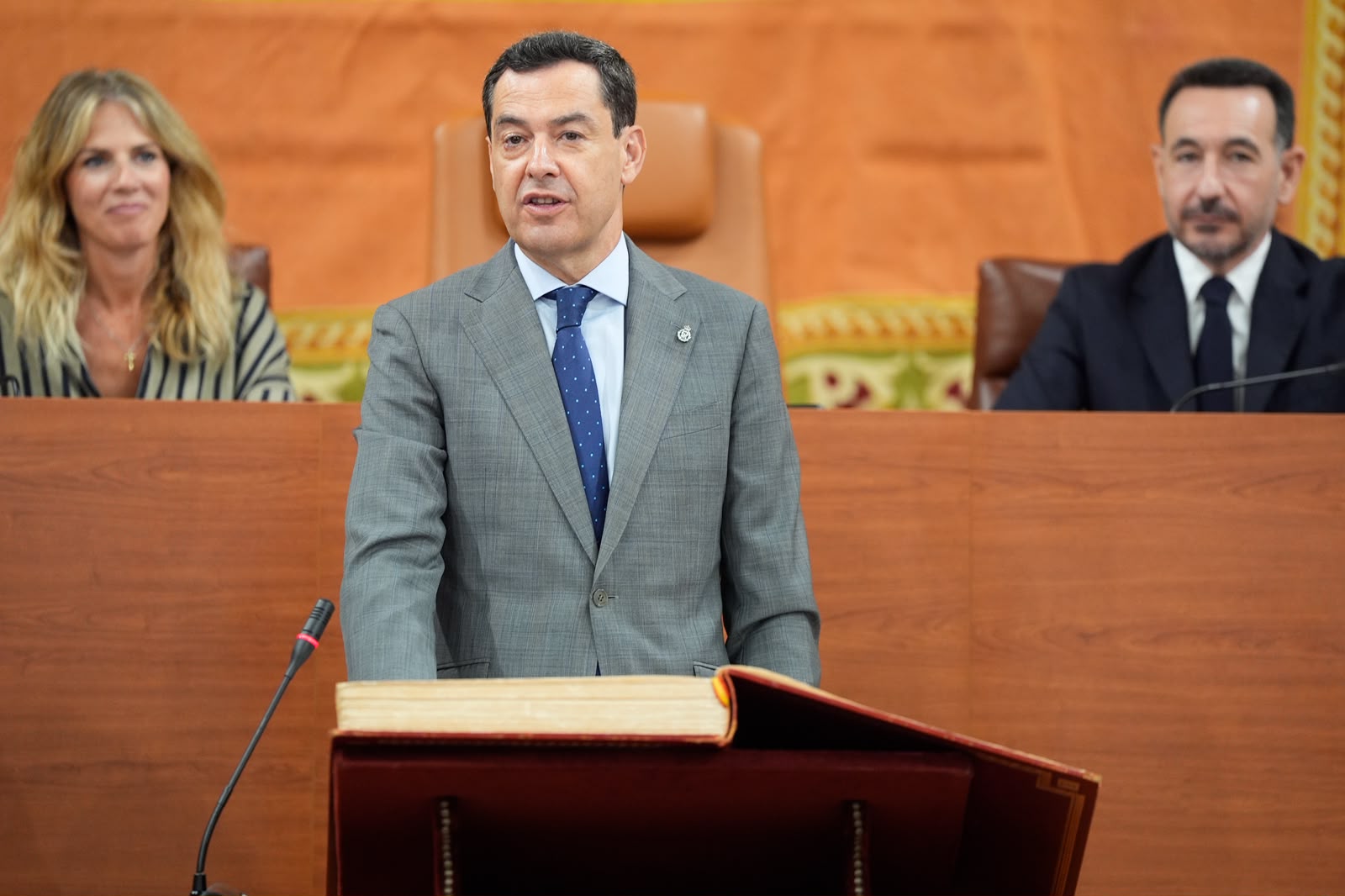 Momento del juramento de Juan Manuel Moreno 