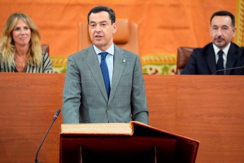 Momento del juramento de Juan Manuel Moreno 