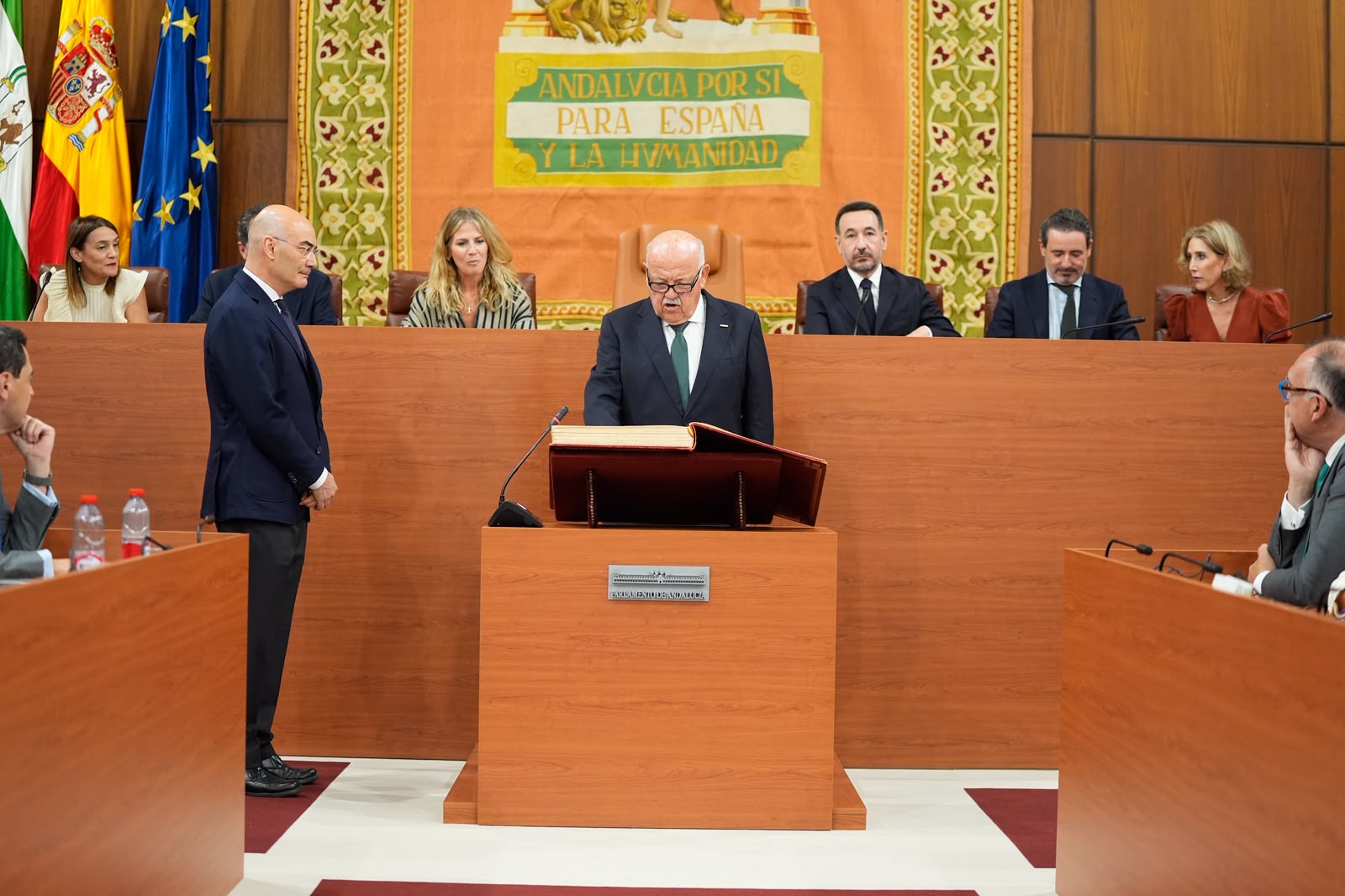 Jes�s Aguirre, presidente del Parlamento, jura su cargo en presencia del letrado mayor de la C�mara 