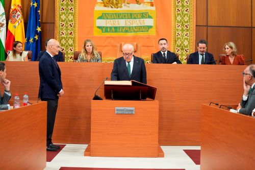 Jes�s Aguirre, presidente del Parlamento, jura su cargo en presencia del letrado mayor de la C�mara 
