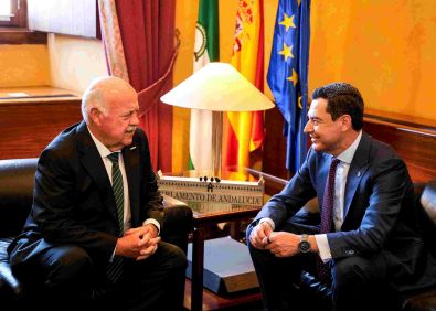    El presidente del Parlamento y Juanma Moreno en la ronda de consultas para la investidura