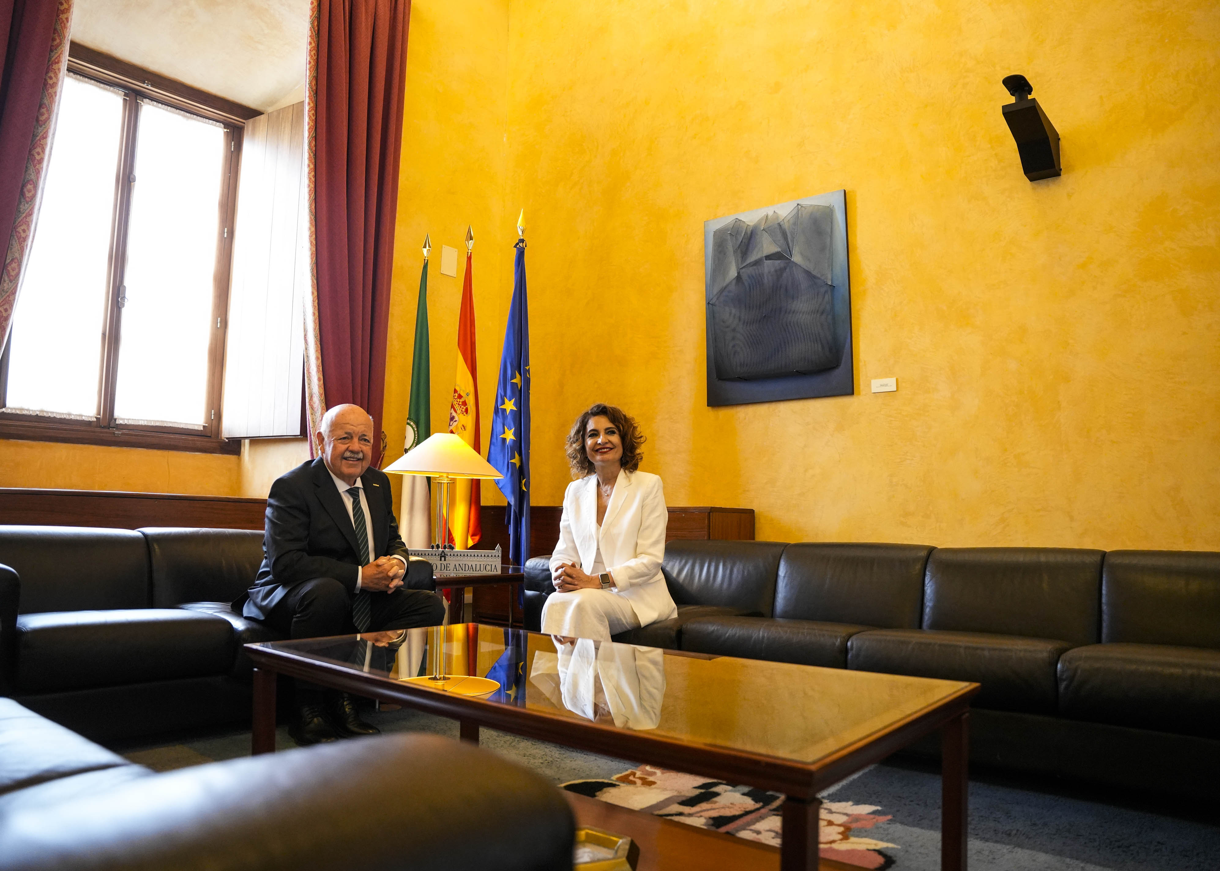  El presidente del Parlamento y Mar�a Jes�s Montero durante la reuni�n