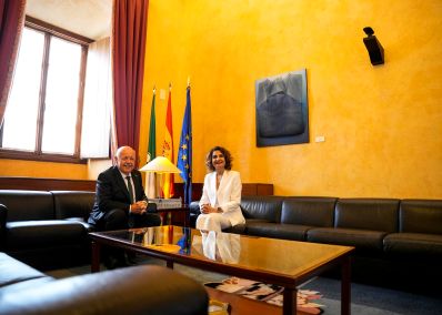  El presidente del Parlamento y Mar�a Jes�s Montero durante la reuni�n