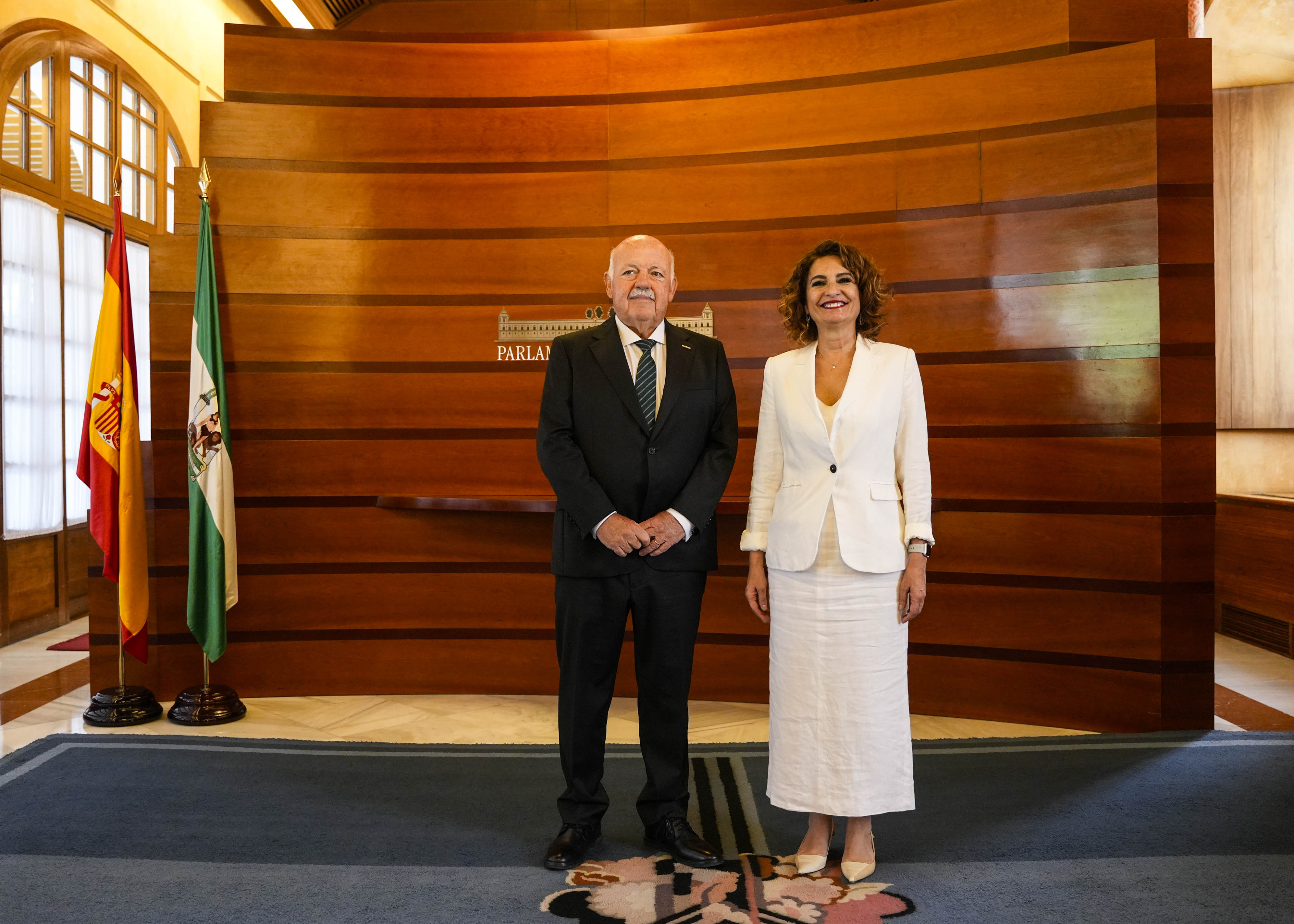   El presidente del Parlamento y Mar�a Jes�s Montero antes de comenzar la reuni�n 