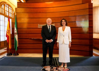   El presidente del Parlamento y Mar�a Jes�s Montero antes de comenzar la reuni�n 