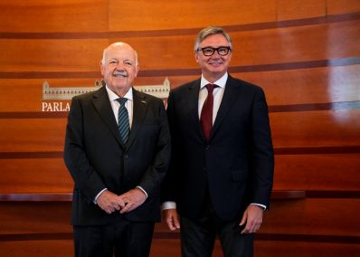  Aguirre y Gavira antes de comenzar la reuni�n