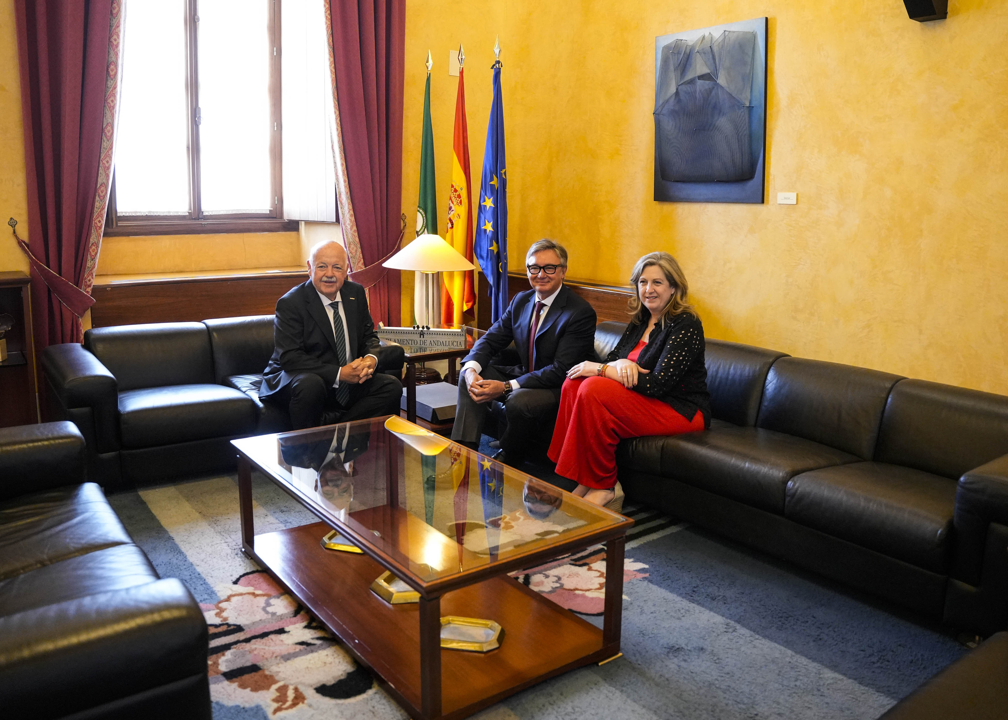  El presidente del Parlamento con Vox durante la ronda de contactos para la investidura
