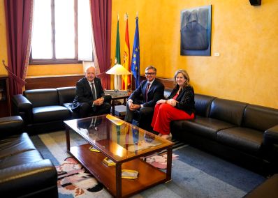  El presidente del Parlamento con Vox durante la ronda de contactos para la investidura