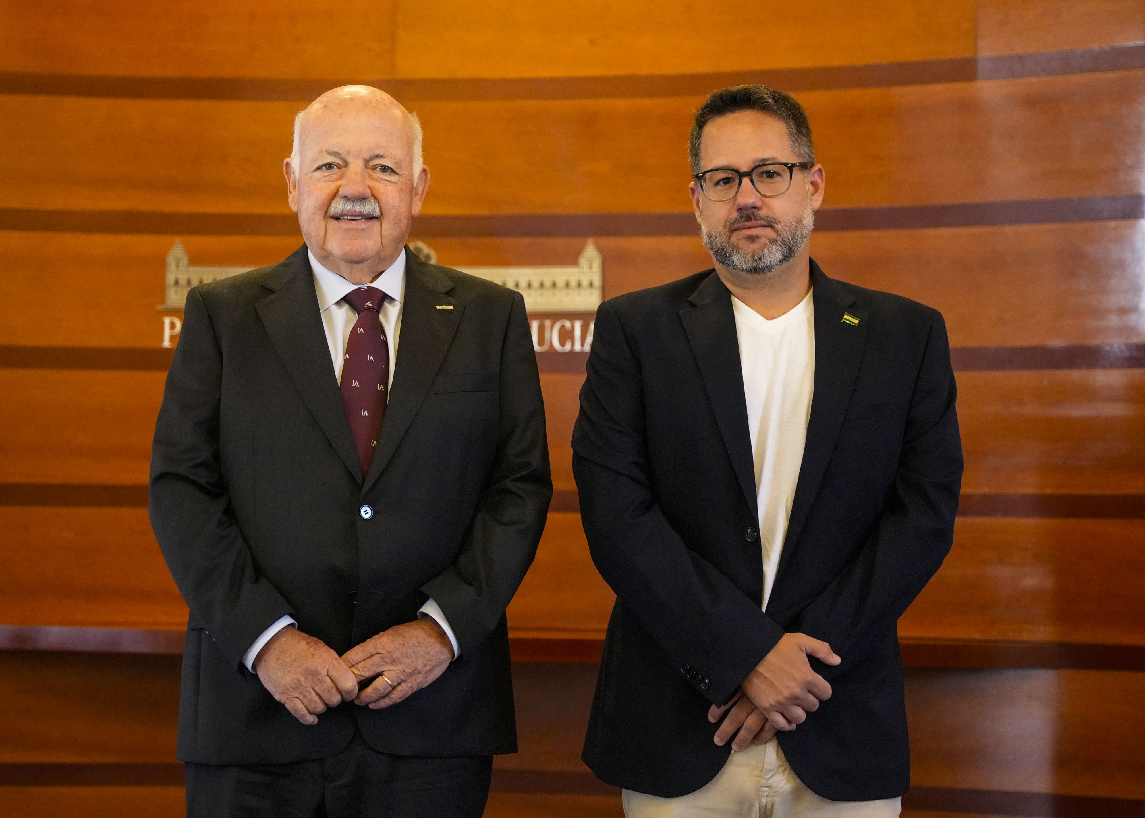  El presidente del Parlamento recibe al l�der de Adelante Andaluc�a