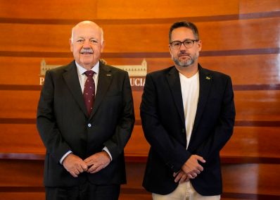  El presidente del Parlamento recibe al l�der de Adelante Andaluc�a