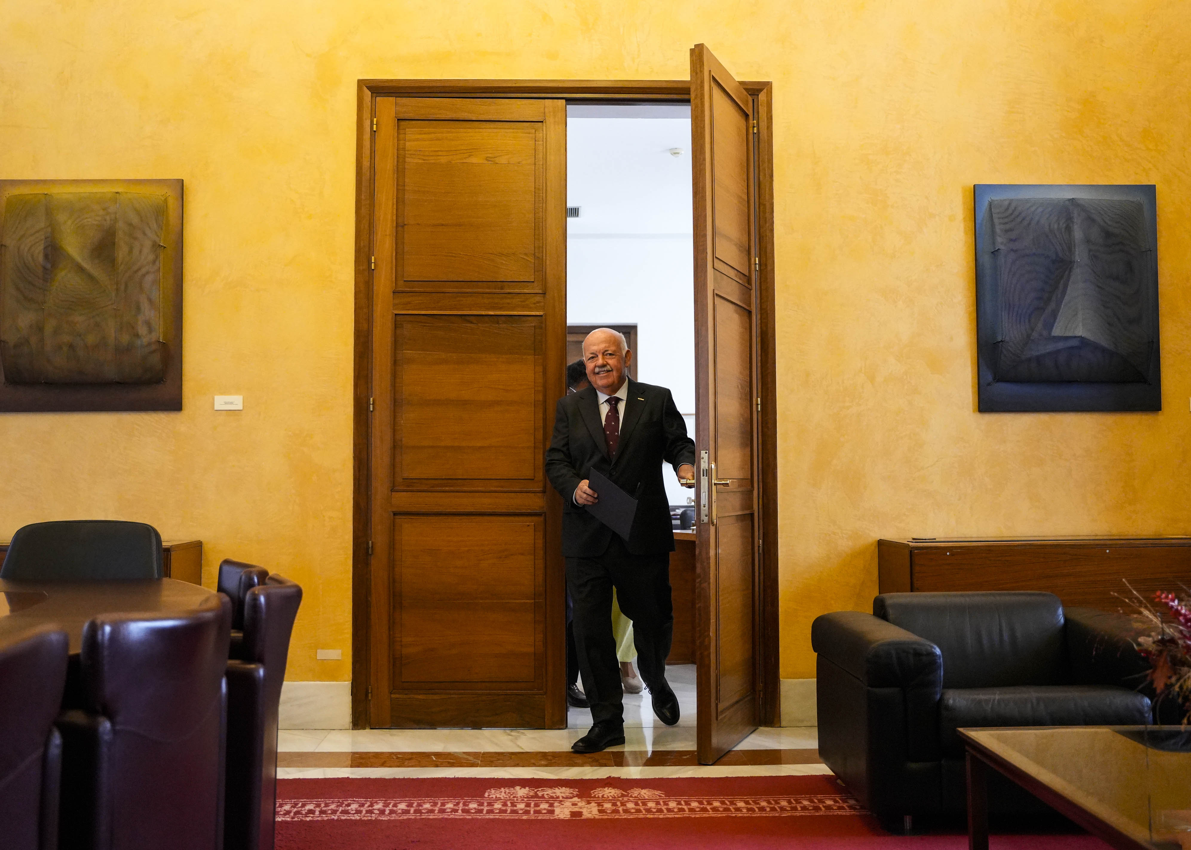   El presidente del Parlamento, Jes�s Aguirre, se dirige a la comparecencia