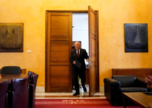   El presidente del Parlamento, Jes�s Aguirre, se dirige a la comparecencia