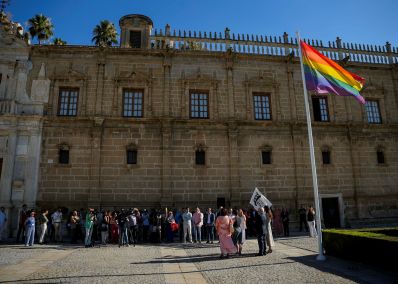  La bandera LGTBI ondea en la fachada del Parlamento 