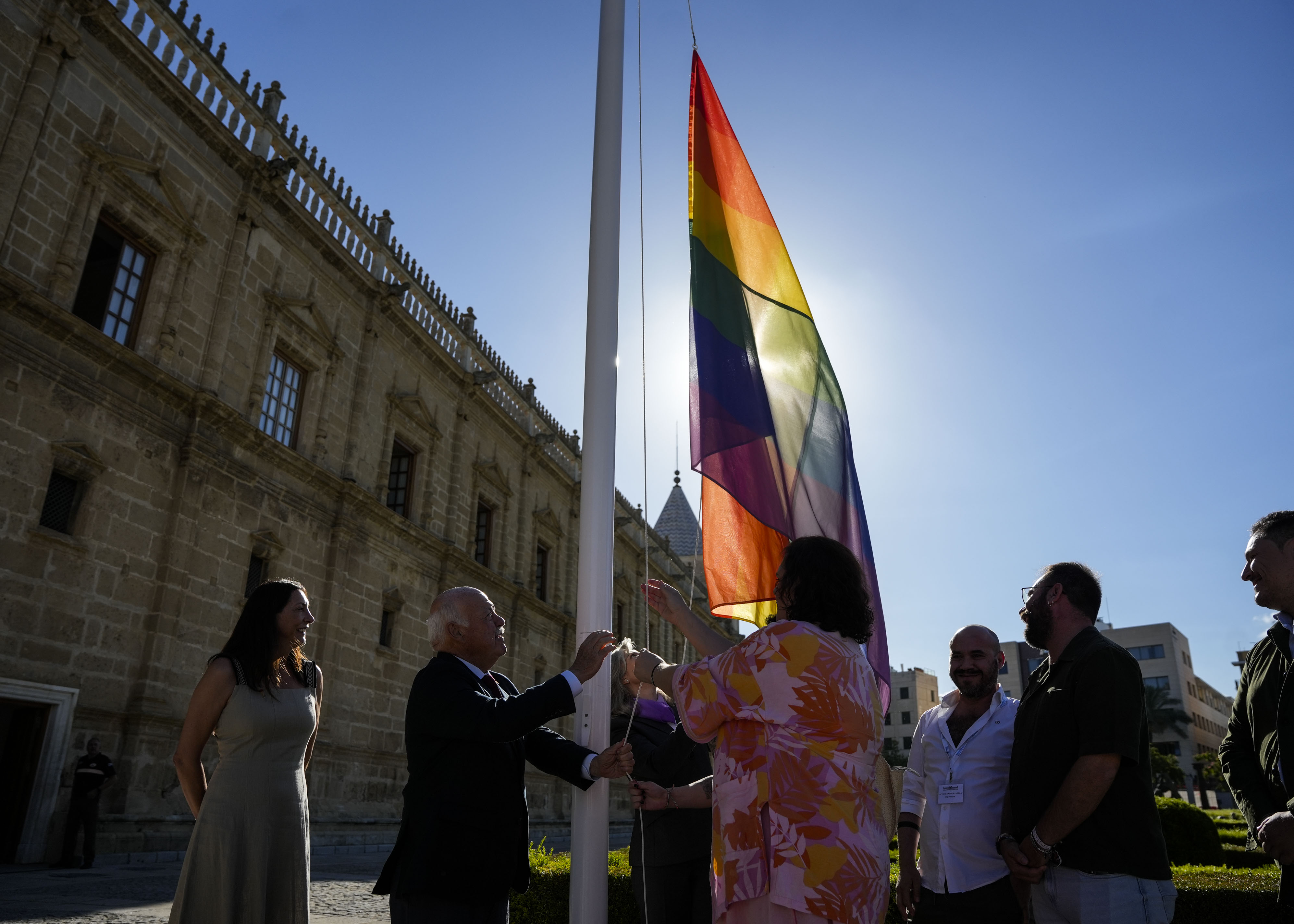  Izado de la bandera LGTBI por el presidente del Parlamento 