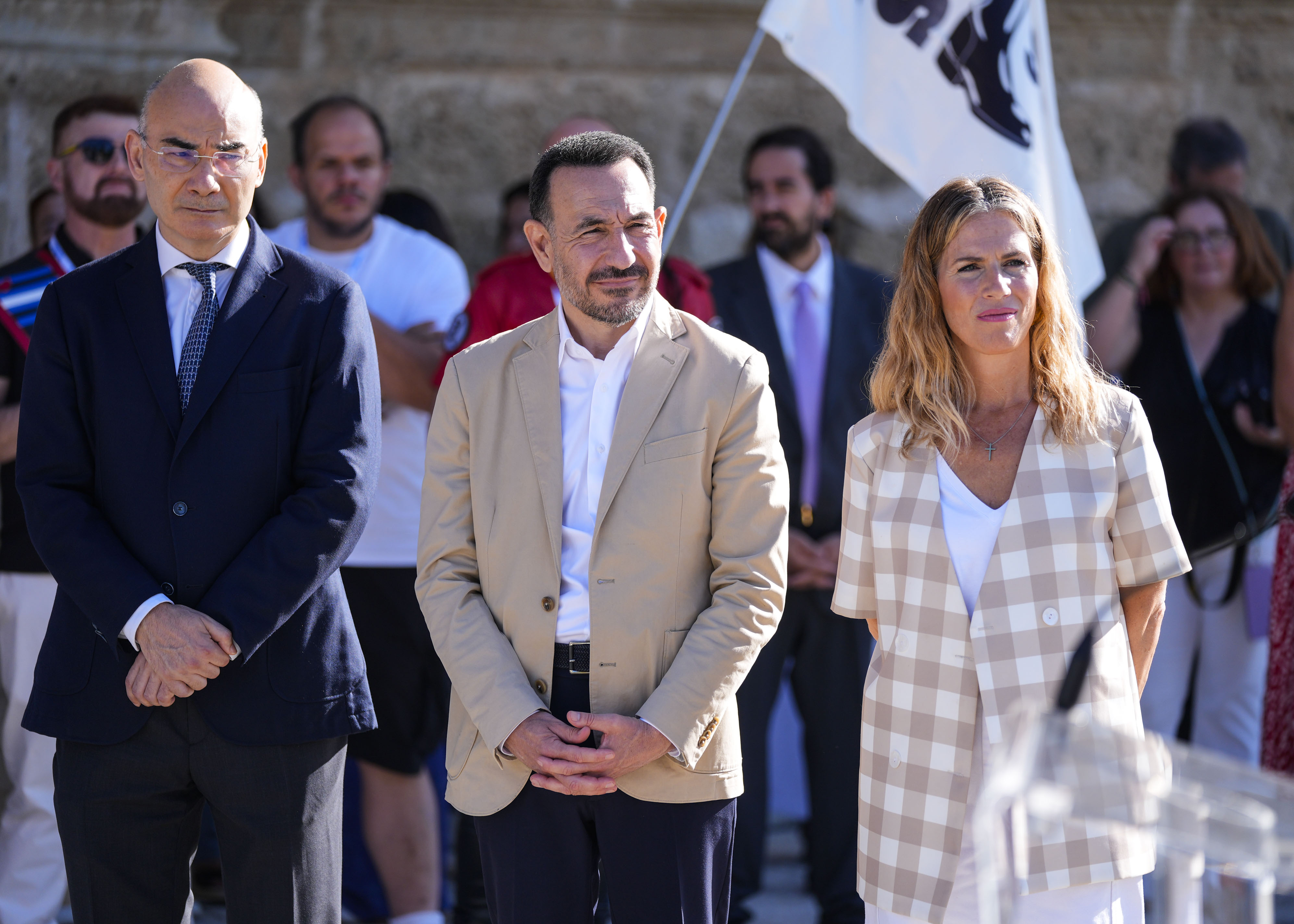    El Letrado Mayor del Parlamento y los vicepresidentes primero y segundo de la Mesa durante el izado de la bandera