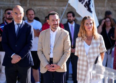    El Letrado Mayor del Parlamento y los vicepresidentes primero y segundo de la Mesa durante el izado de la bandera