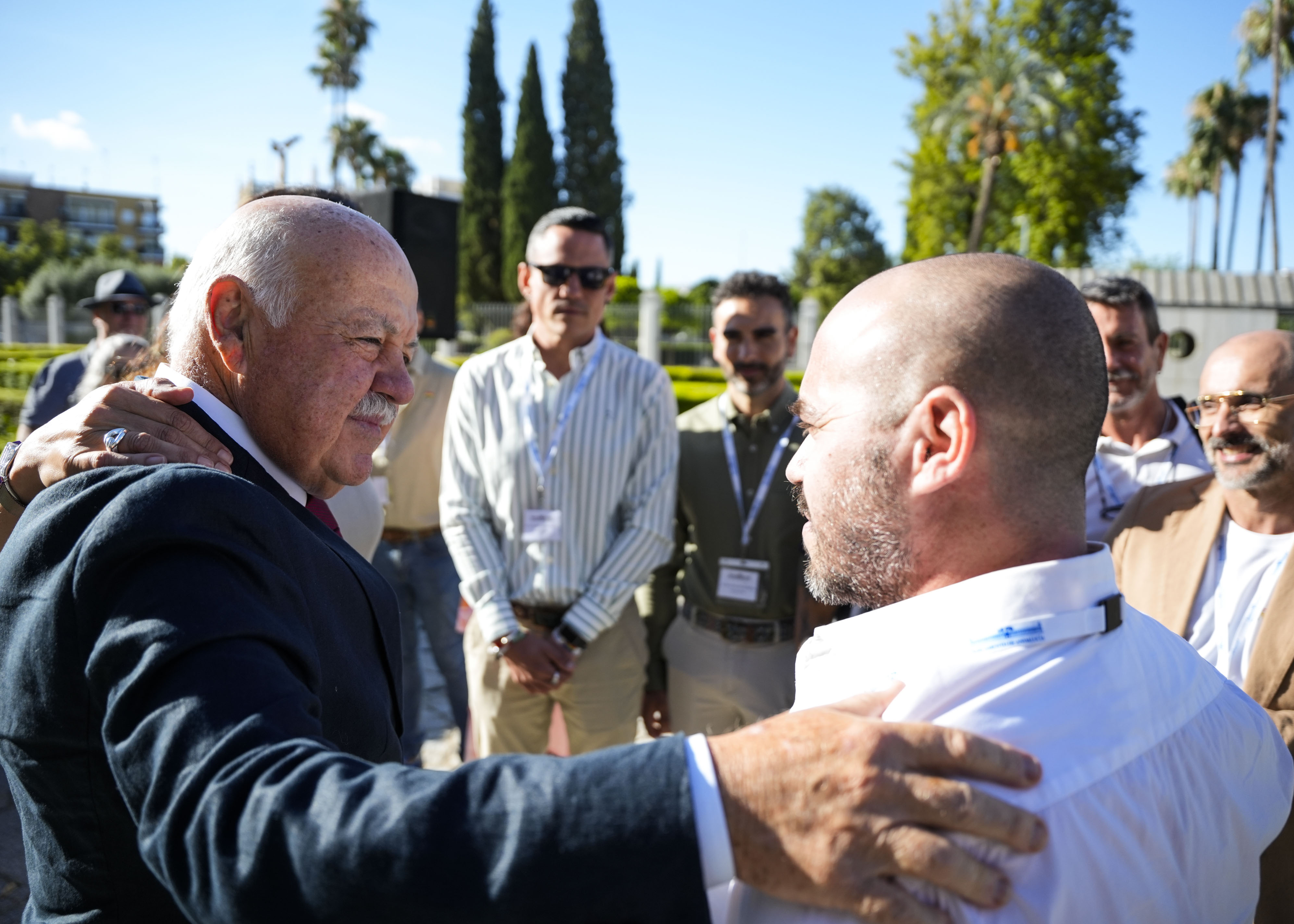 Jes�s Aguirre conversa con uno de los participantes en el acto