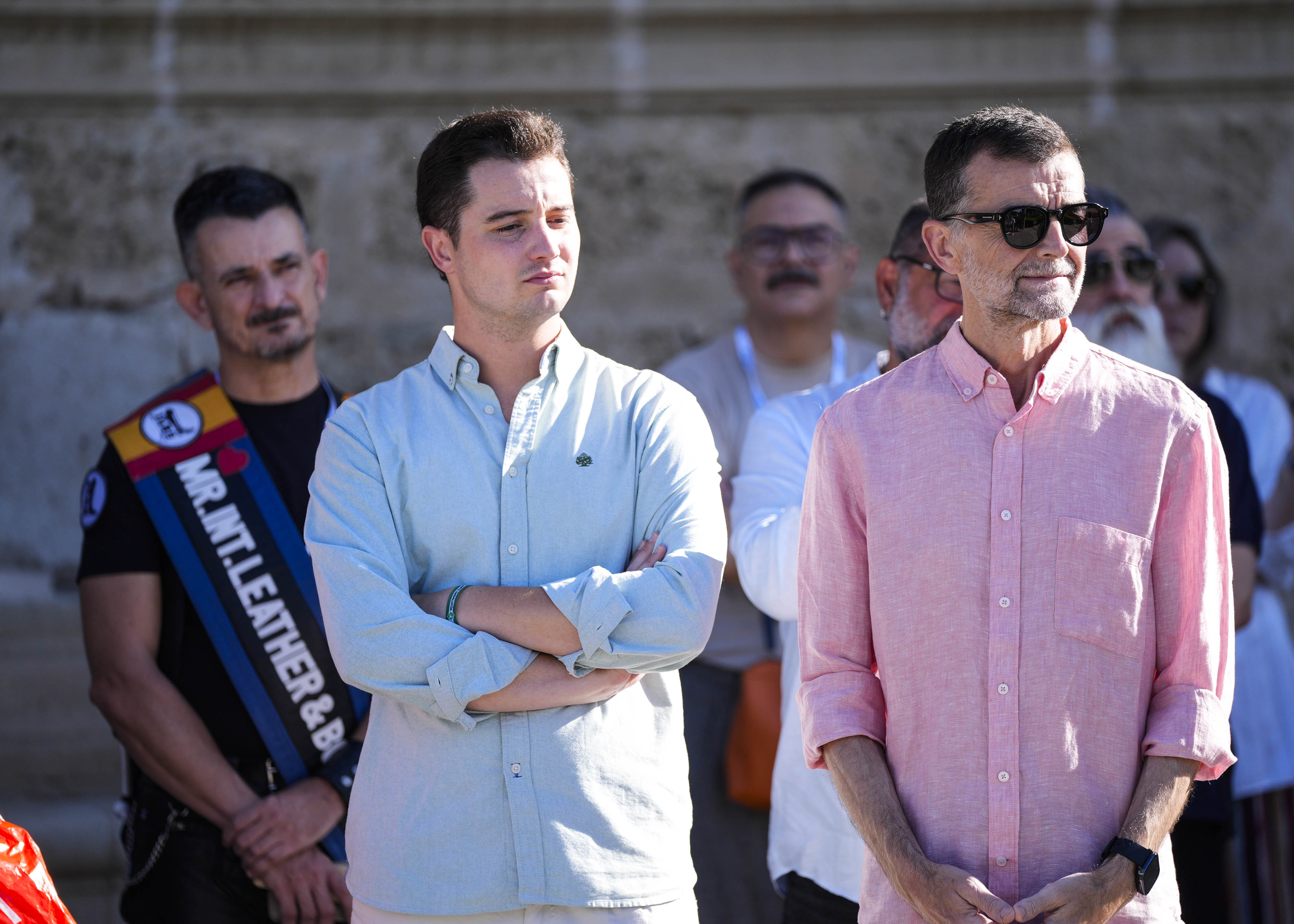  Diputados en representaci�n de Adelante Andaluc�a y Por Andaluc�a durante el izado de la bandera LGTBI