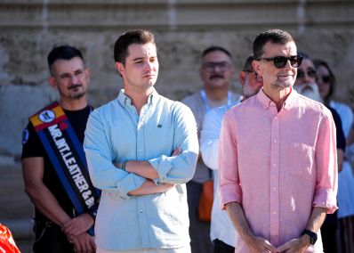  Diputados en representaci�n de Adelante Andaluc�a y Por Andaluc�a durante el izado de la bandera LGTBI
