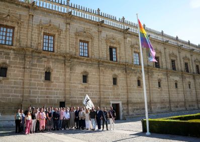  Los participantes en el acto de la bandera LGTBI en la fachada del Parlamento