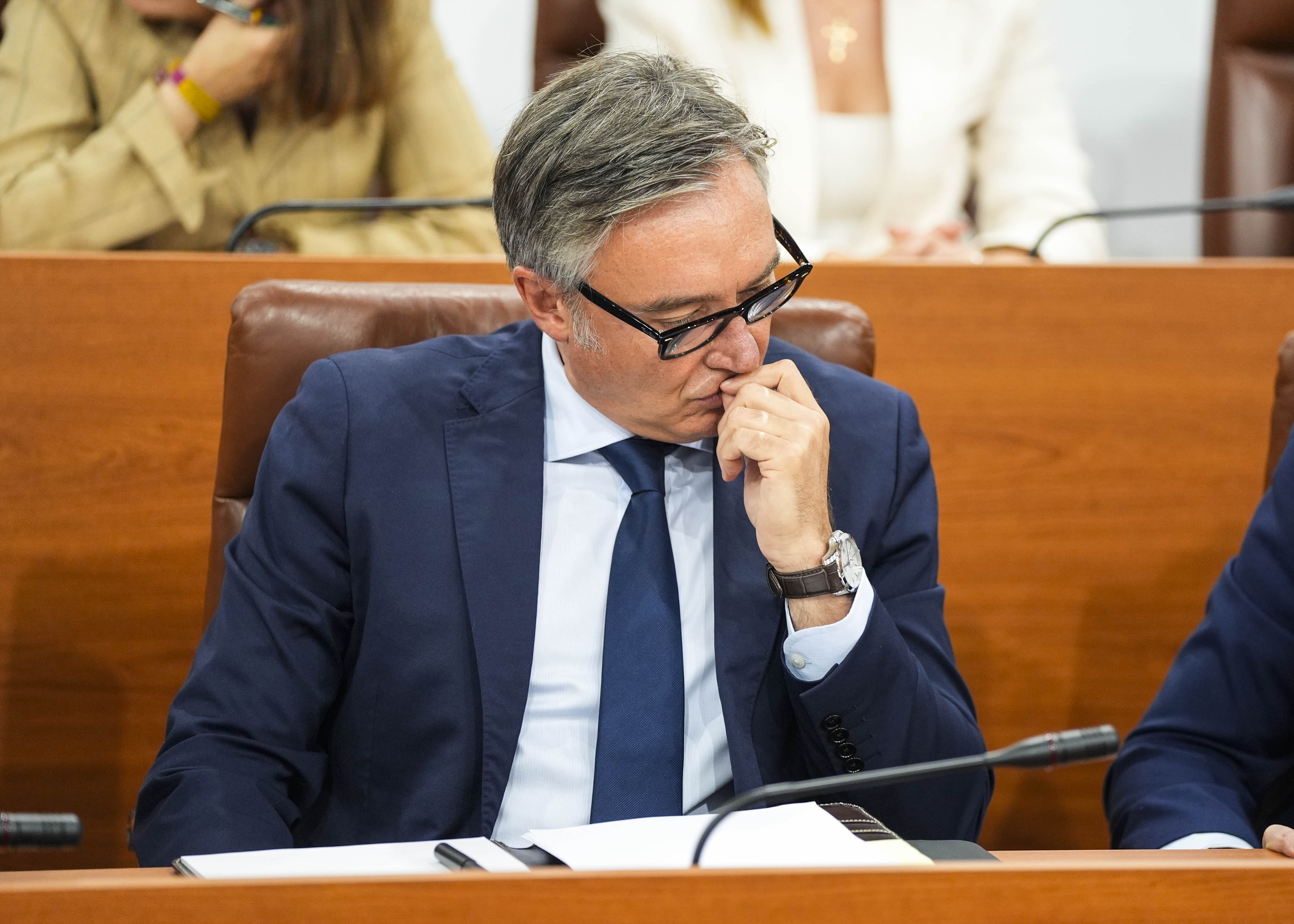  Gavira siguiendo la intervenci�n de Juan Manuel Moreno durante el debate de investidura